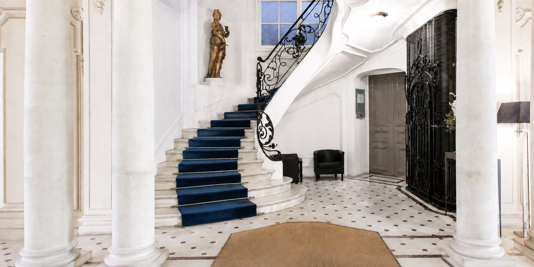 Entrée et escalier des bureaux
